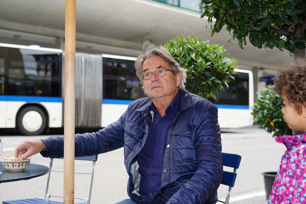 Um der SVP-Initiative zum Schutz der Parkplätze entgegenzuwirken, protestieren die Mitglieder des Personenkomittees vor der Stadtbibliothek.
